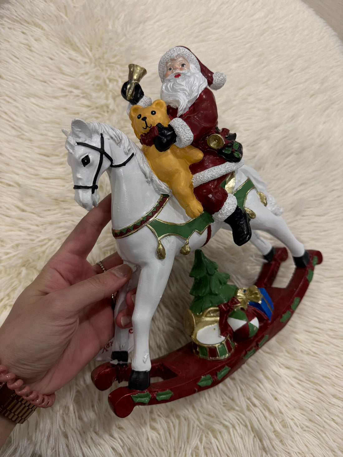 Babbo Natale su cavallo a dondolo